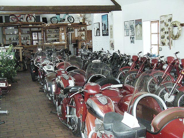 1.České muzeum motocyklů a Automobilová galerie