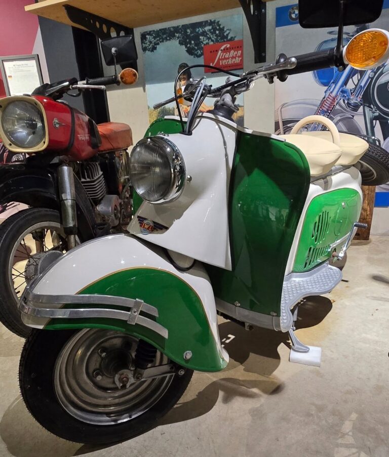 SR 59 Berlin Scooter Rolls in Zylinderhaus